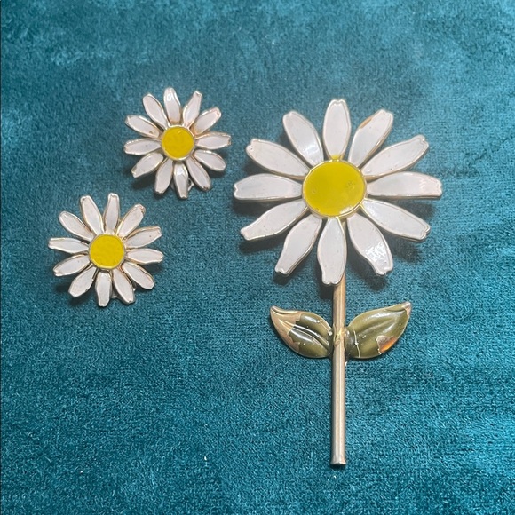 unbrand Jewelry - Vintage Enamel White and Yellow Daisy Brooch and Earrings Set